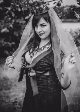 Mor peçeli gotik bayan Cadılar Bayramı için göz kamaştırıcı bir klasik. Klasik kıyafetler içinde güzel bir vatandaş. El yapımı güzel aksesuarlar. Cadılar Bayramı için fikirler