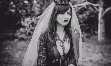 Mor peçeli gotik bayan Cadılar Bayramı için göz kamaştırıcı bir klasik. Klasik kıyafetler içinde güzel bir vatandaş. El yapımı güzel aksesuarlar. Cadılar Bayramı için fikirler