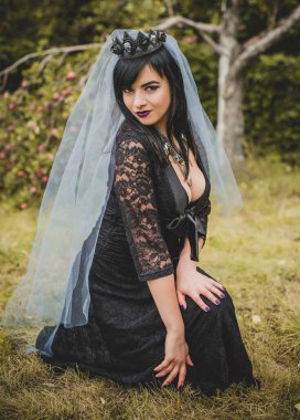 Mor peçeli gotik bayan Cadılar Bayramı için göz kamaştırıcı bir klasik. Klasik kıyafetler içinde güzel bir vatandaş. El yapımı güzel aksesuarlar. Cadılar Bayramı için fikirler