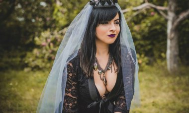 Mor peçeli gotik bayan Cadılar Bayramı için göz kamaştırıcı bir klasik. Klasik kıyafetler içinde güzel bir vatandaş. El yapımı güzel aksesuarlar. Cadılar Bayramı için fikirler