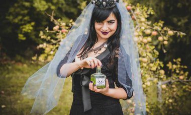 Mor peçeli gotik bayan Cadılar Bayramı için göz kamaştırıcı bir klasik. Klasik kıyafetler içinde güzel bir vatandaş. El yapımı güzel aksesuarlar. Cadılar Bayramı için fikirler