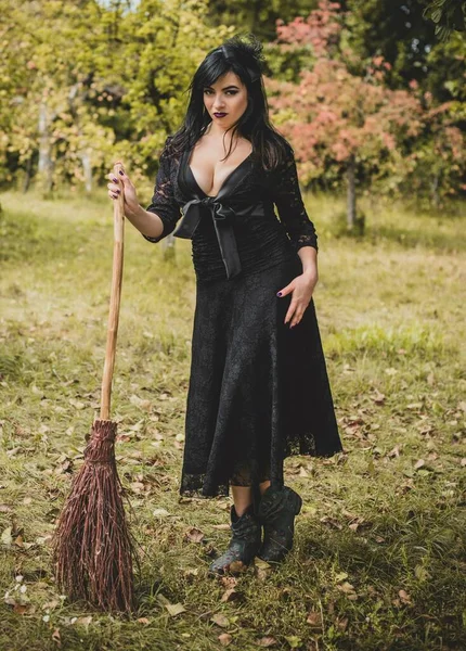 Gothic Lady Glamourösen Vintage Look Halloween Hexe Mit Besen Schöne — Stockfoto