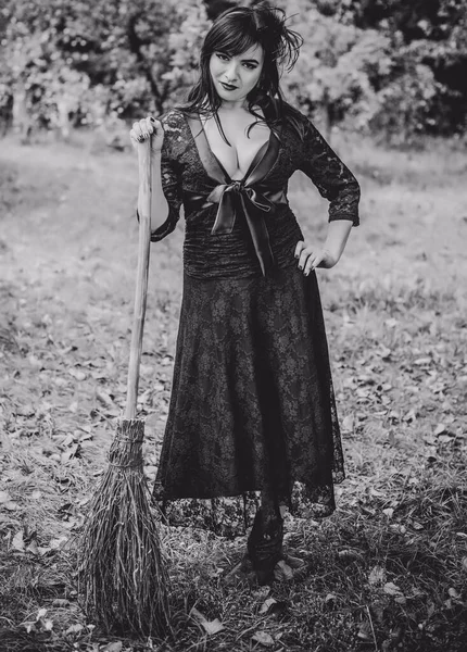 Cadılar bayramı için göz alıcı bir klasik görünümlü gotik kadın, süpürgeli bir cadı. Klasik kıyafetler içinde güzel bir vatandaş. El yapımı güzel aksesuarlar. Cadılar Bayramı için fikirler