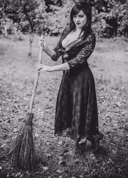 Lady Gotica Look Vintage Glamour Halloween Strega Con Una Scopa — Foto Stock