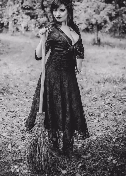 Cadılar bayramı için göz alıcı bir klasik görünümlü gotik kadın, süpürgeli bir cadı. Klasik kıyafetler içinde güzel bir vatandaş. El yapımı güzel aksesuarlar. Cadılar Bayramı için fikirler