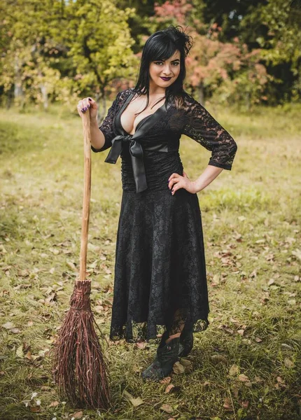 Gotická Dáma Okouzlujícím Starodávném Vzhledu Halloween Čarodějnice Koštětem Krásný Občan — Stock fotografie