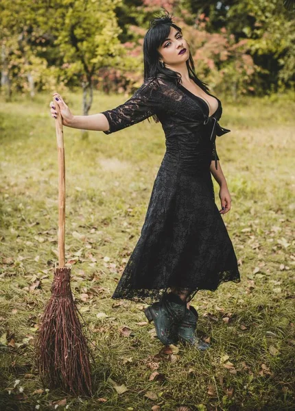 Dama Gótica Look Vintage Glamoroso Para Halloween Bruja Con Una — Foto de Stock