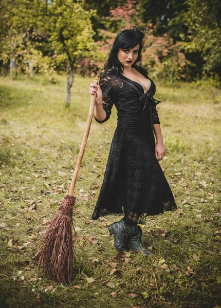 Gothic Lady Glamourösen Vintage Look Halloween Hexe Mit Besen Schöne — Stockfoto