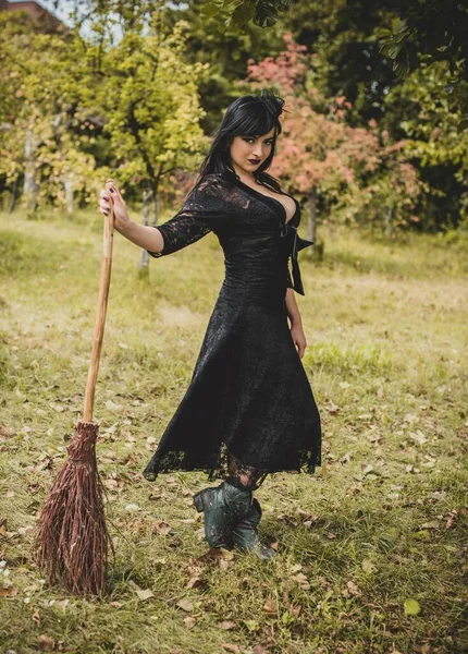 Gótikus Hölgy Elbűvölő Vintage Kinézettel Halloweenkor Boszorkány Seprűvel Gyönyörű Állampolgár — Stock Fotó