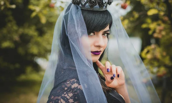 Mor peçeli gotik bayan Cadılar Bayramı için göz kamaştırıcı bir klasik. Klasik kıyafetler içinde güzel bir vatandaş. El yapımı güzel aksesuarlar. Cadılar Bayramı için fikirler