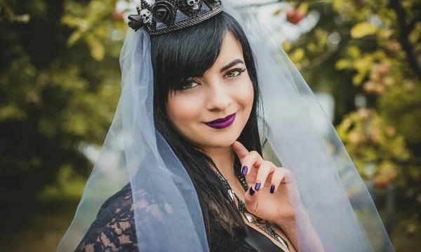 Mor peçeli gotik bayan Cadılar Bayramı için göz kamaştırıcı bir klasik. Klasik kıyafetler içinde güzel bir vatandaş. El yapımı güzel aksesuarlar. Cadılar Bayramı için fikirler