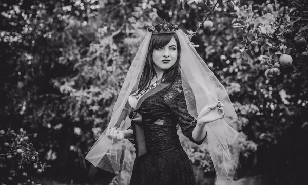 Gothic Lady Einem Lila Schleier Glamourösen Vintage Look Für Halloween — Stockfoto