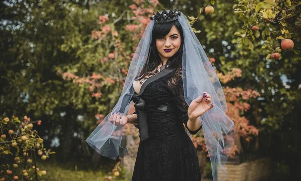 Mor peçeli gotik bayan Cadılar Bayramı için göz kamaştırıcı bir klasik. Klasik kıyafetler içinde güzel bir vatandaş. El yapımı güzel aksesuarlar. Cadılar Bayramı için fikirler