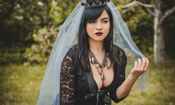 Gothic Lady Einem Lila Schleier Glamourösen Vintage Look Für Halloween — Stockfoto