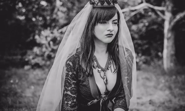 Mor peçeli gotik bayan Cadılar Bayramı için göz kamaştırıcı bir klasik. Klasik kıyafetler içinde güzel bir vatandaş. El yapımı güzel aksesuarlar. Cadılar Bayramı için fikirler