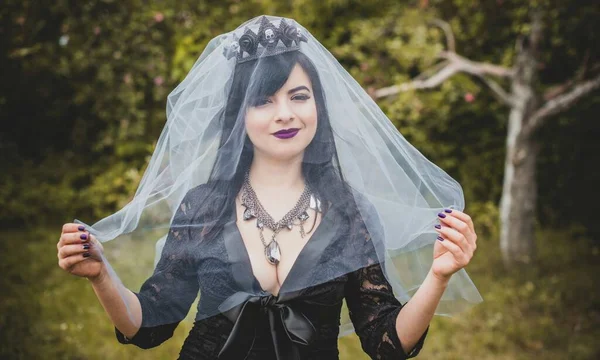 Gothic Lady Einem Lila Schleier Glamourösen Vintage Look Für Halloween — Stockfoto