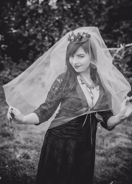 Mor peçeli gotik bayan Cadılar Bayramı için göz kamaştırıcı bir klasik. Klasik kıyafetler içinde güzel bir vatandaş. El yapımı güzel aksesuarlar. Cadılar Bayramı için fikirler