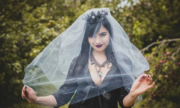 Mor Peçeli Gotik Bayan Cadılar Bayramı Için Göz Kamaştırıcı Bir — Stok fotoğraf
