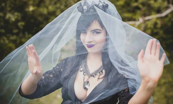 Gothic Lady Einem Lila Schleier Glamourösen Vintage Look Für Halloween — Stockfoto