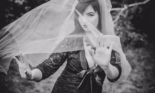 Gothic Lady Einem Lila Schleier Glamourösen Vintage Look Für Halloween — Stockfoto