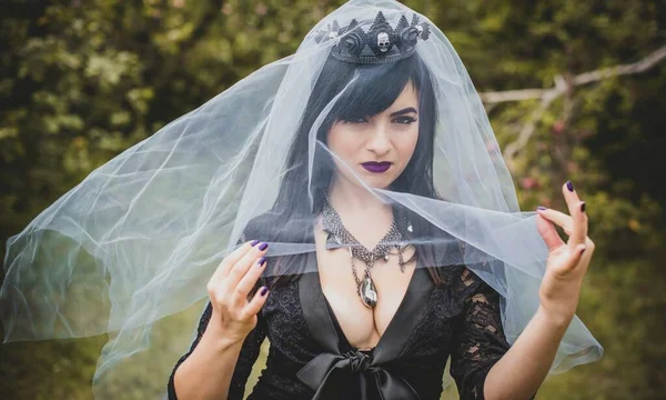 Gothic Lady Einem Lila Schleier Glamourösen Vintage Look Für Halloween — Stockfoto