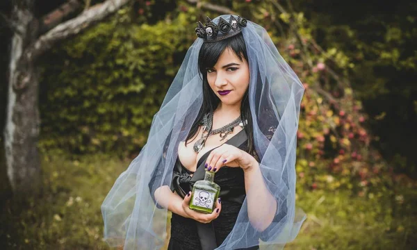 Mor peçeli gotik bayan Cadılar Bayramı için göz kamaştırıcı bir klasik. Klasik kıyafetler içinde güzel bir vatandaş. El yapımı güzel aksesuarlar. Cadılar Bayramı için fikirler