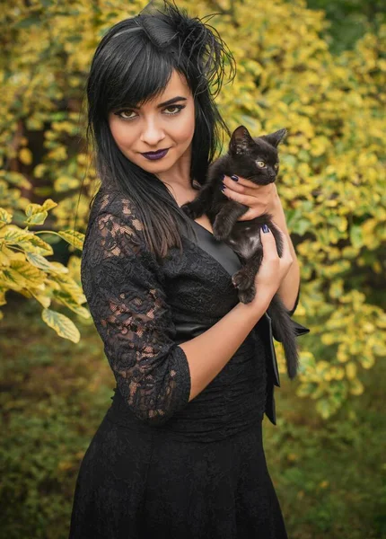 Halloween Party Koncept Tajemná Dívka Černou Kočkou Krásná Mladá Tmavá — Stock fotografie
