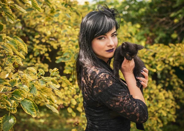 Conceito Festa Halloween Menina Misteriosa Com Gato Preto Uma Bela — Fotografia de Stock