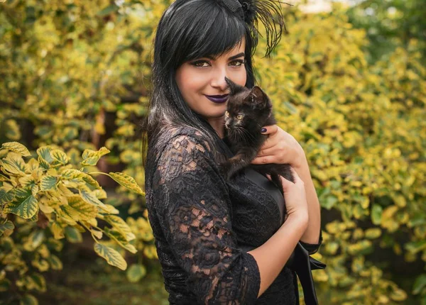 Concept Fête Halloween Fille Mystérieuse Avec Chat Noir Belle Jeune — Photo