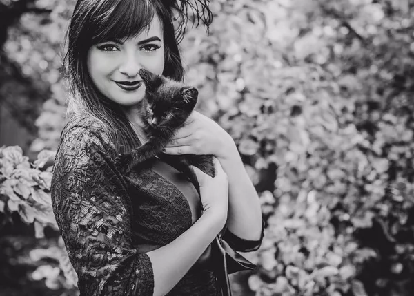 Halloween Party Konzept Geheimnisvolles Mädchen Mit Schwarzer Katze Schöne Junge — Stockfoto