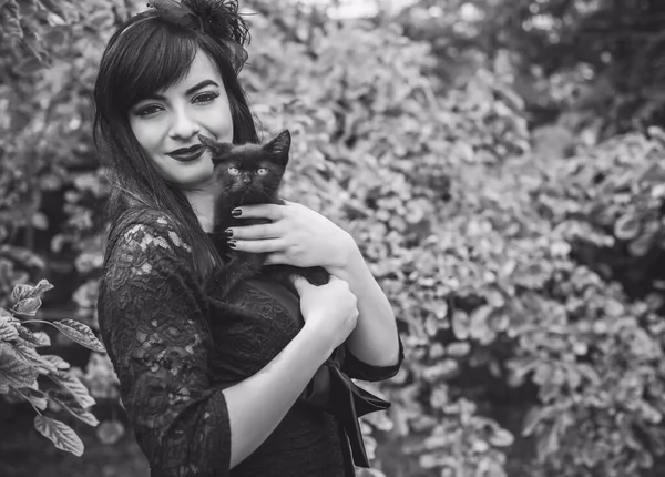 Halloween Party Konzept Geheimnisvolles Mädchen Mit Schwarzer Katze Schöne Junge — Stockfoto