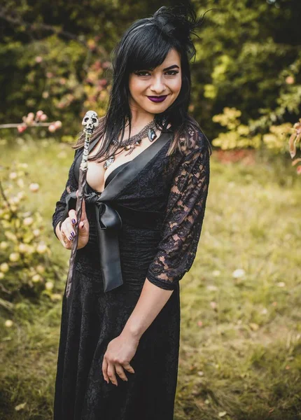 Halloween Party Konzept Geheimnisvolles Mädchen Schwarzem Handgemachtem Spitzenkleid Schöne Junge — Stockfoto