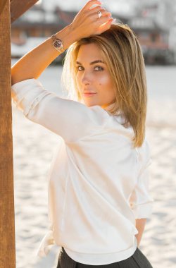 Dinlenme zamanı, zarif kadın plajda dinleniyor. Güzel kadınsı sarı saçlı bayan, sükunet ve özgürlük kavramı.