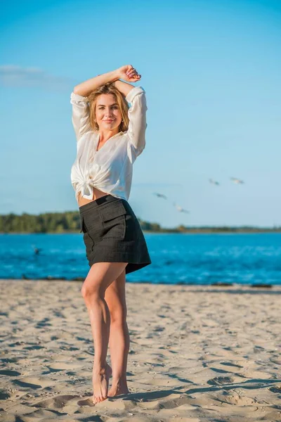 Расслабься Элегантная Женщина Отдыхает Пляже Приятная Женственность Блондинки Спокойствие Свобода — стоковое фото