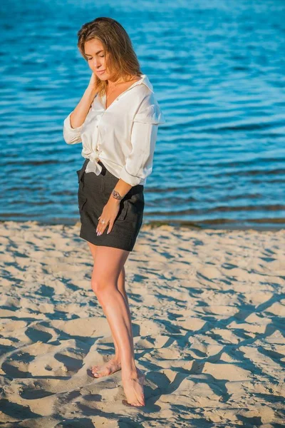 Tempo Relaxamento Mulher Elegante Descansar Praia Bonita Feminilidade Loira Senhora — Fotografia de Stock