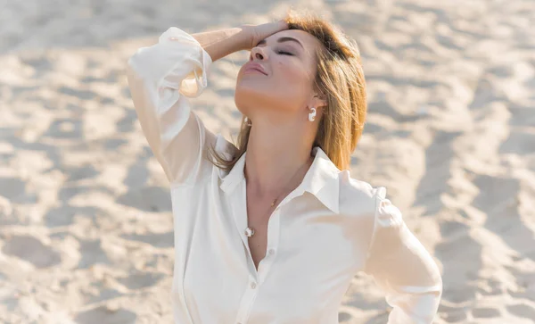 여자는 해변에서 금발의 아름다운 과자유 — 스톡 사진