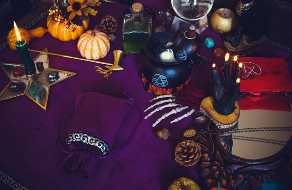 魔法のシーン 神秘的な雰囲気 ウィッカのビューベルベットのテーブル 密教の概念 占いや予測 — ストック写真