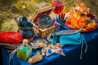 Sihirli sahne, mistik atmosfer, cadı manzarası kadife masa, esrarengiz konsept, falcılık ve kehanetler.