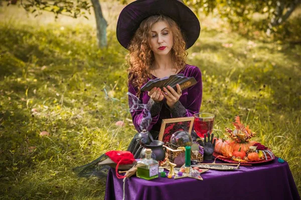 Волшебный Косплей Идеи Хэллоуина Концепция Осенних Праздников Женщина Костюмах Ведьм — стоковое фото