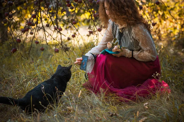 Frau Mit Schwarzer Katze Garten Romantische Gotik Herbstliche Natur Hintergrund — Stockfoto