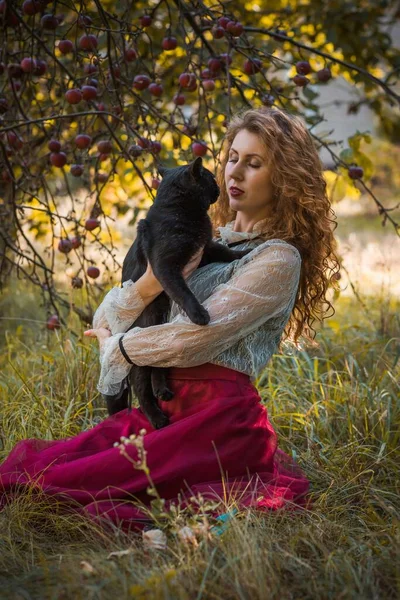 Žena Černou Kočkou Zahradě Romantický Gotický Styl Podzimní Příroda Pozadí — Stock fotografie