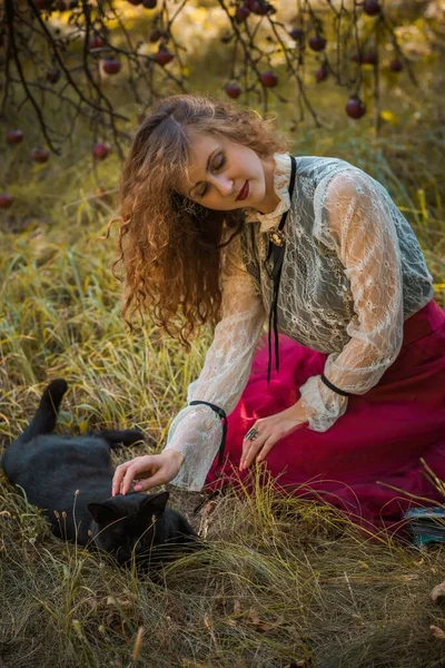 Mulher Com Gato Preto Jardim Estilo Gótico Romântico Natureza Outono — Fotografia de Stock