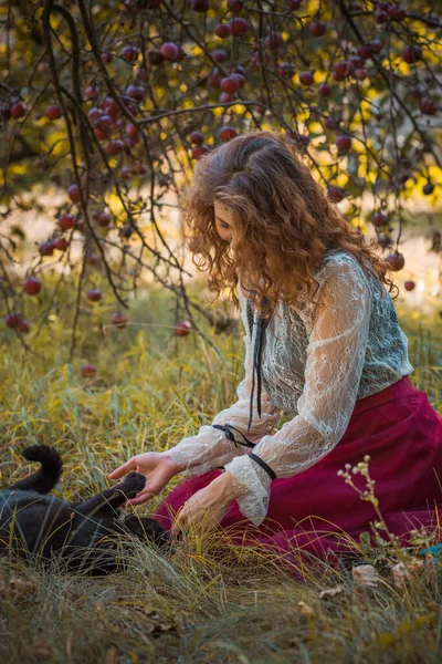 Frau Mit Schwarzer Katze Garten Romantische Gotik Herbstliche Natur Hintergrund — Stockfoto