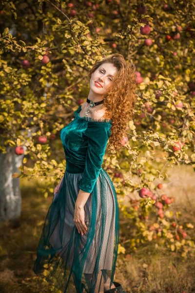 穿着绿色天鹅绒风情衣服的女人 女士气派 背景是秋天的自然 — 图库照片