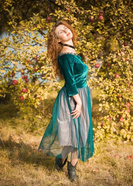 Mulher Veludo Verde Vestido Romântico Senhoras Estilo Bonito Natureza Outono — Fotografia de Stock