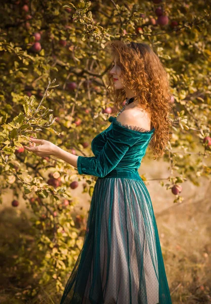 Frau Grünem Samtkleid Damen Hübsch Gestylt Herbstliche Natur Hintergrund — Stockfoto