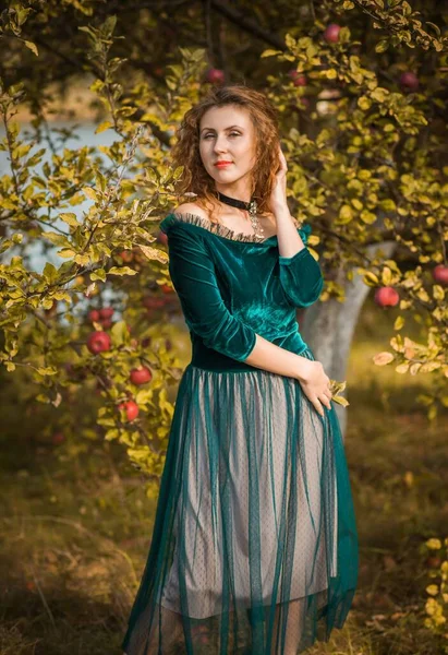 Kvinna Grön Sammet Romantisk Klänning Damer Vacker Stil Höst Natur — Stockfoto