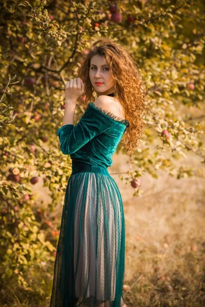 Femme Velours Vert Robe Romantique Dames Joli Style Automne Nature — Photo