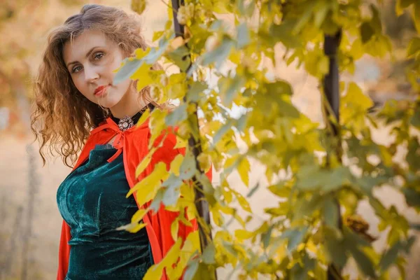 Kvinna Grön Sammet Romantisk Klänning Och Röd Huva Halloween Stil — Stockfoto