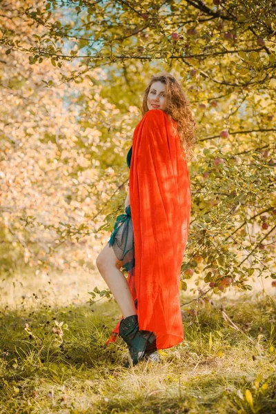 Жінка Зеленому Оксамитовому Романтичному Платті Червоному Капюшоні Стиль Хеллоуїна Дівчаток — стокове фото